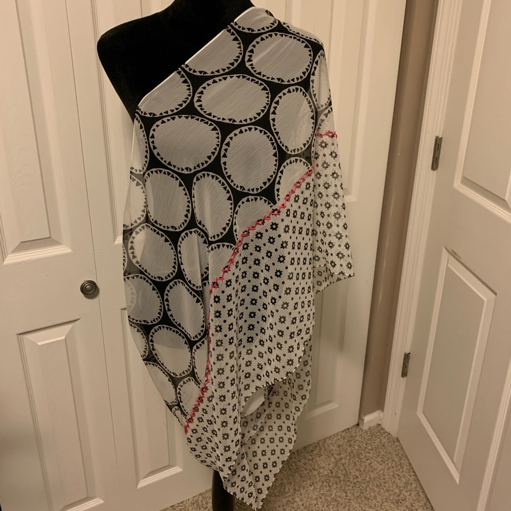 Echo Infinity Black & White Scarf - Picture 2 of 8